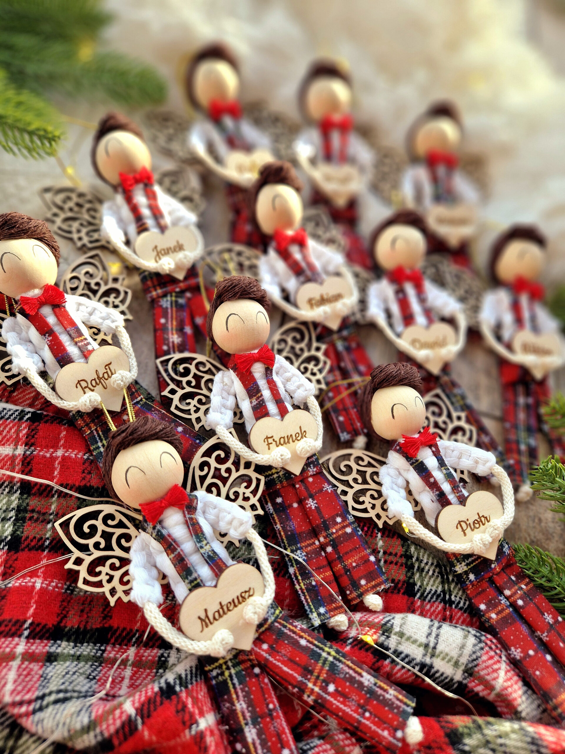 Świąteczny aniołek w kraciastych spodniach, dla chłopca - obrazek 3