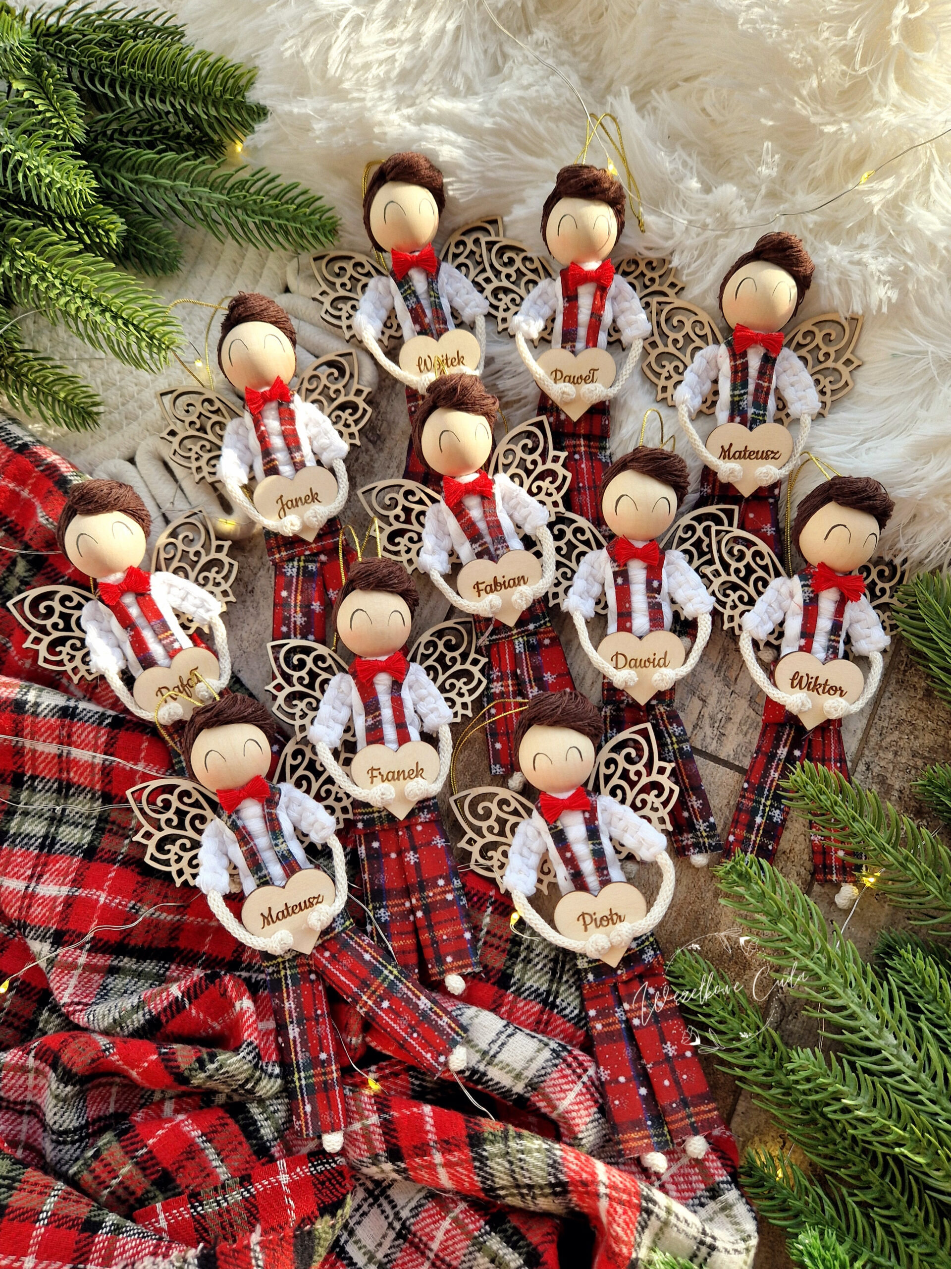 Świąteczny aniołek w kraciastych spodniach, dla chłopca - obrazek 2