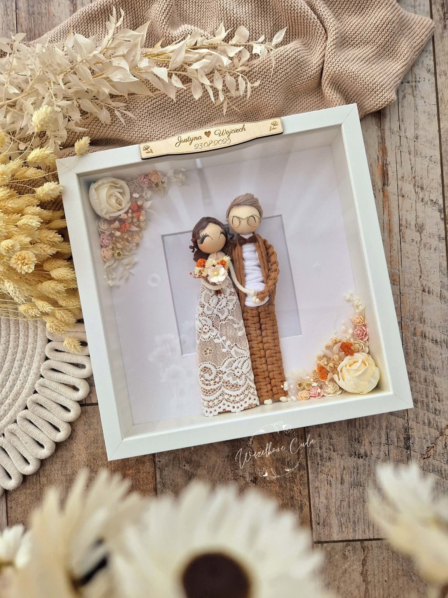 Pamiątka Ślubu, ramka box - makramowe laleczki, kwiaty - obrazek 3